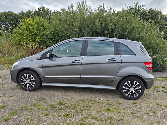 Mercedes-Benz B180 4 of 17