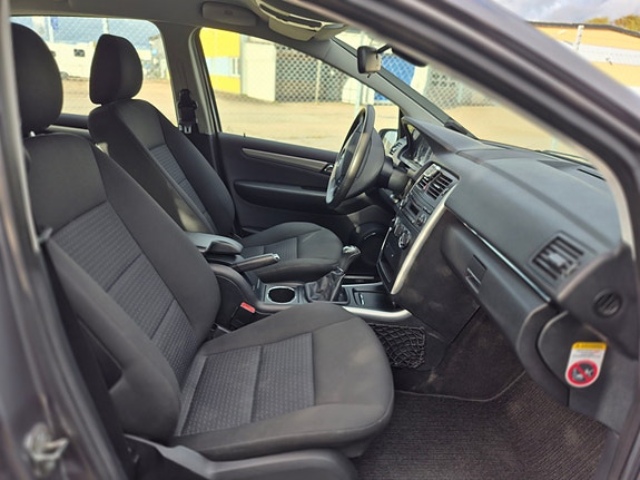 Mercedes-Benz B180 8 of 17