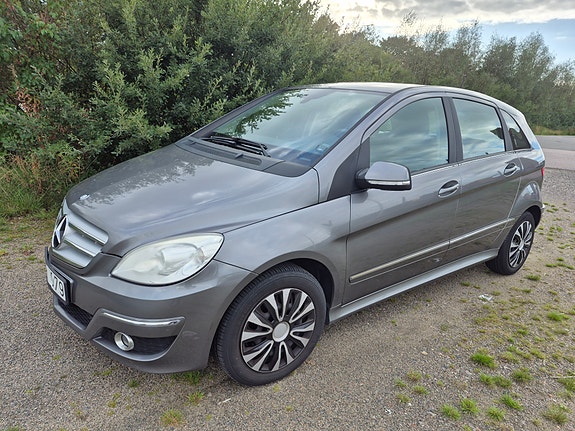 Mercedes-Benz B180 2 of 17
