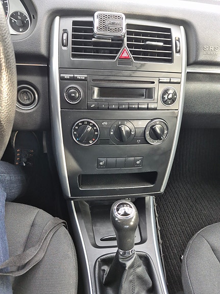Mercedes-Benz B180 6 of 17