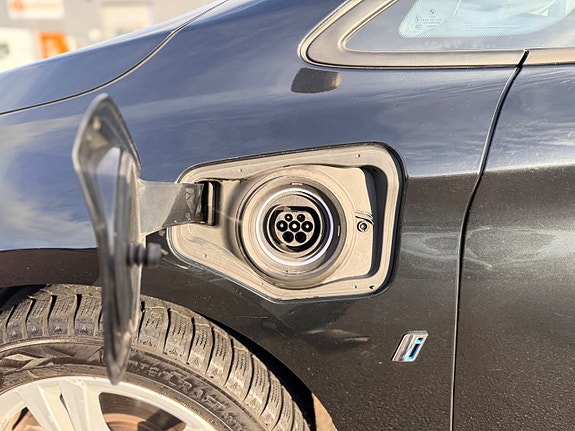 BMW 225xe 26 of 30