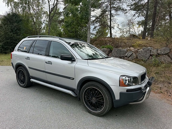 Volvo XC90 2 of 7