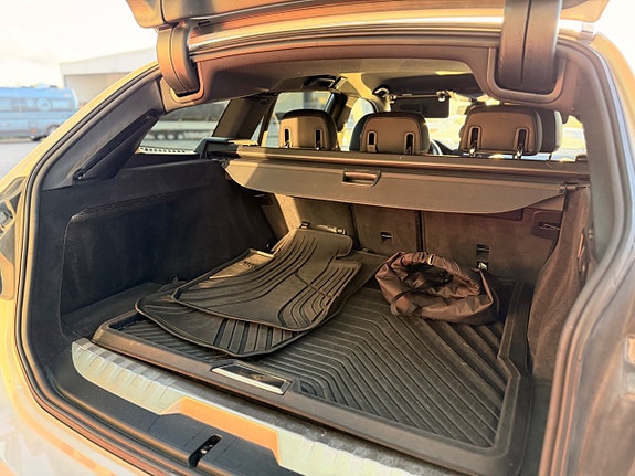 BMW 330e 12 of 13