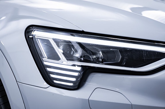Audi e-tron 4 of 30