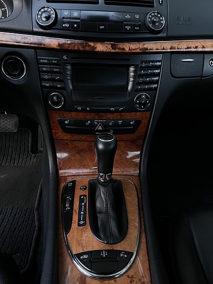 Mercedes-Benz E320 13 of 17