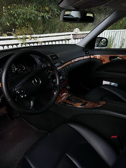 Mercedes-Benz E320 5 of 17