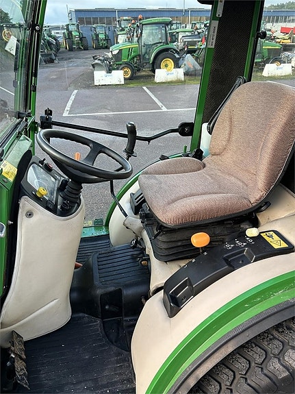 John Deere 2027R KOMPAKTTRAKTOR 6 of 9