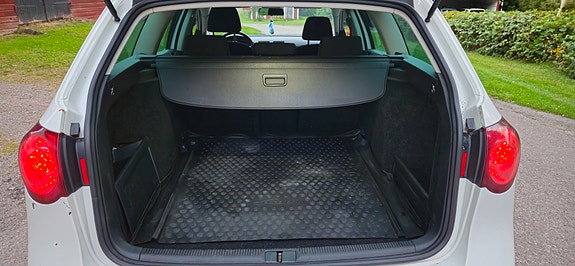 Volkswagen Passat 13 of 16