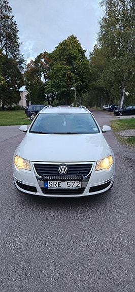 Volkswagen Passat 2 of 16