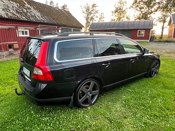 Volvo V70 2 of 10