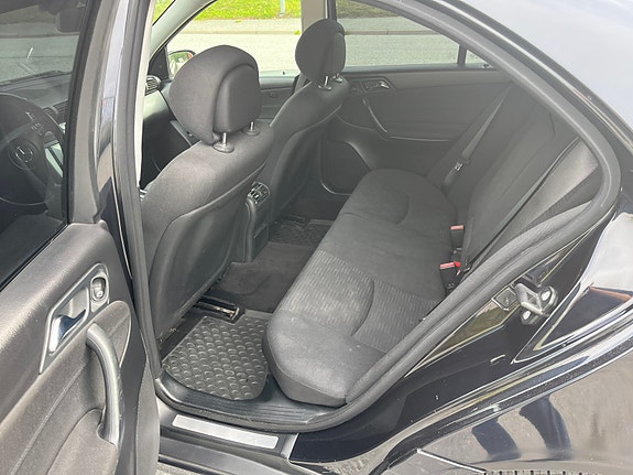Mercedes-Benz C180 4 of 7