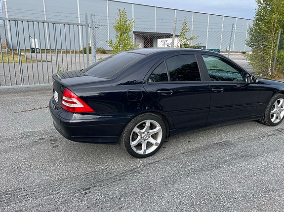 Mercedes-Benz C180 2 of 7