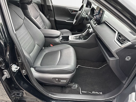 Toyota RAV4 6 of 27