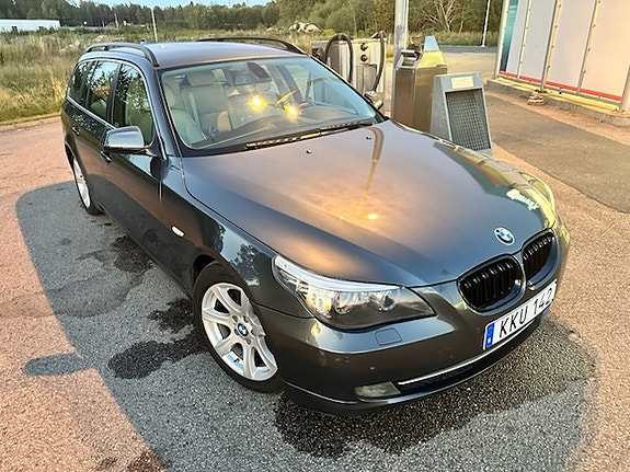 BMW 523i 2 of 3