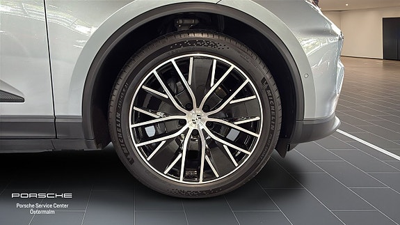 Porsche Macan 4 9 of 12