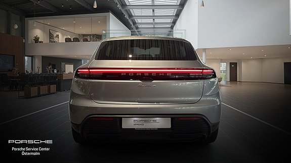 Porsche Macan 4 8 of 12