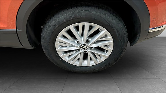 Volkswagen T-Roc 6 of 12