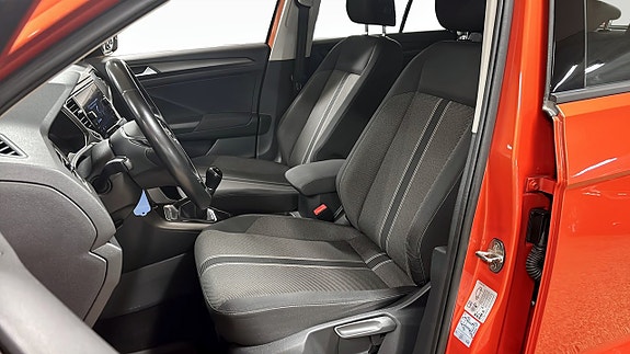 Volkswagen T-Roc 8 of 12