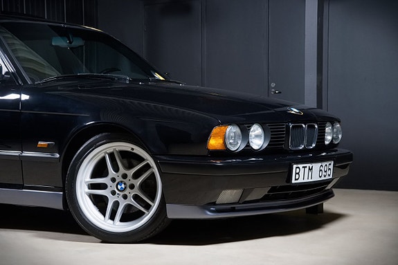 BMW M5 3 of 21
