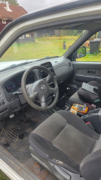 Nissan NP300 2 of 6