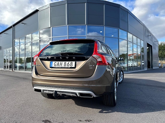 Volvo V60 Cross Country 2 of 3