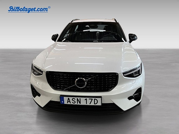Volvo XC40 2 of 10
