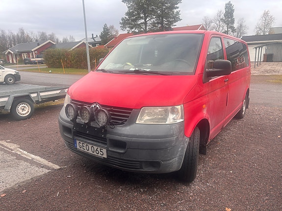 Volkswagen Caravelle 2 of 3