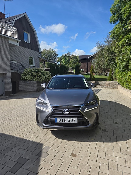 Lexus NX300h 4 of 10