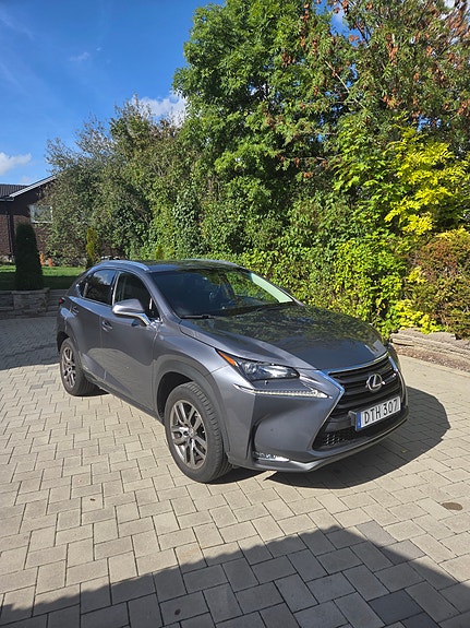 Lexus NX300h 2 of 10