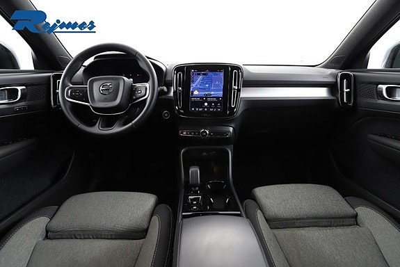 Volvo XC40 2 of 24
