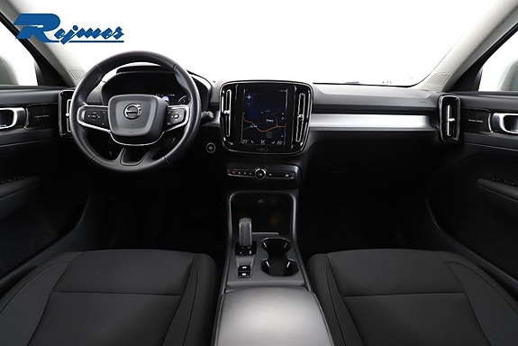 Volvo XC40 2 of 24
