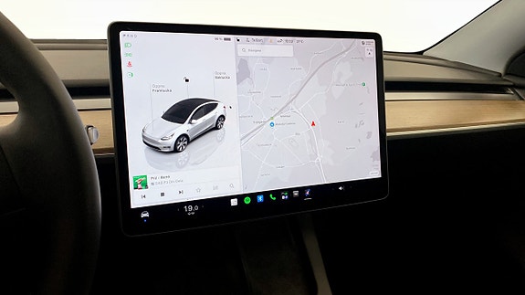 Tesla Model Y 12 of 15