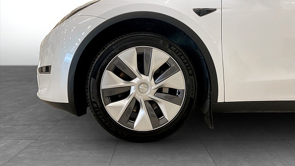 Tesla Model Y 9 of 15