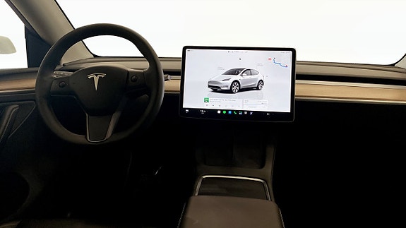 Tesla Model Y 4 of 15