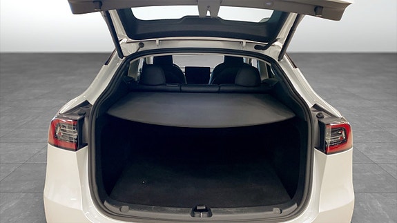 Tesla Model Y 10 of 15