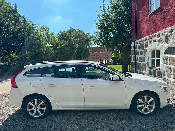 Volvo V60 2 of 7
