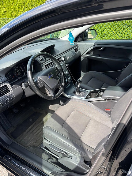Volvo V70 3 of 4