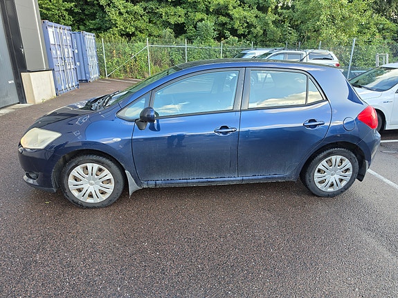 Toyota Auris 2 of 5
