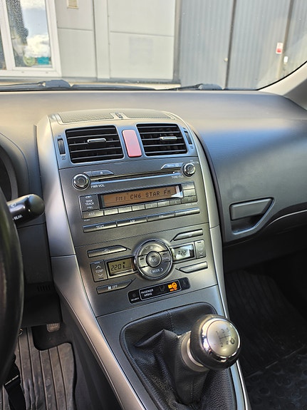 Toyota Auris 4 of 5