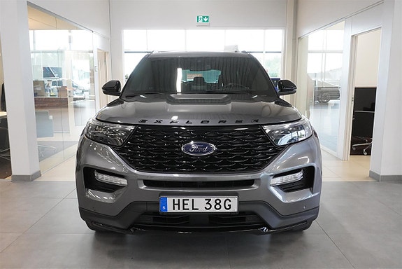 Ford Explorer 3 of 12