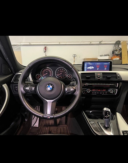 BMW 318i 3 of 4