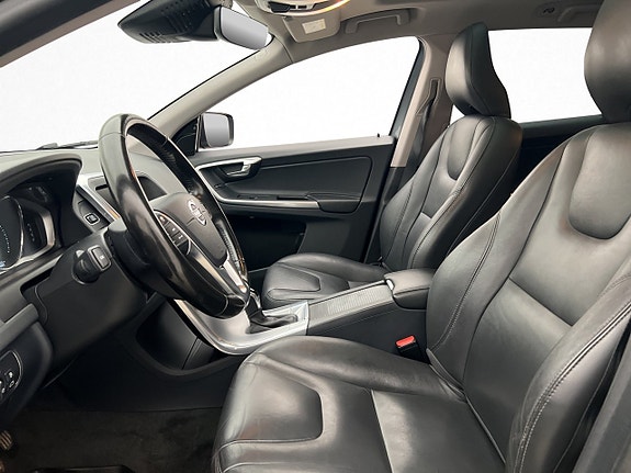 Volvo XC60 13 of 30