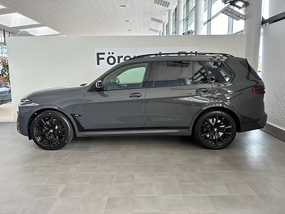 BMW X7 3 of 17