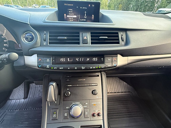 Lexus CT200h 11 of 17