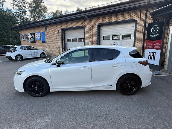 Lexus CT200h 2 of 17