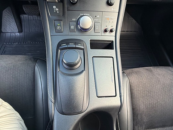 Lexus CT200h 10 of 17