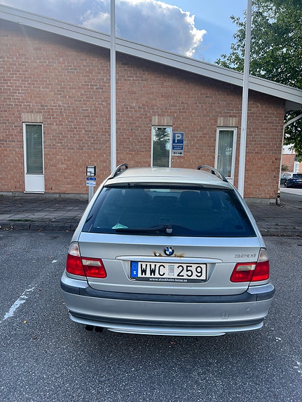 BMW 320i 3 of 9