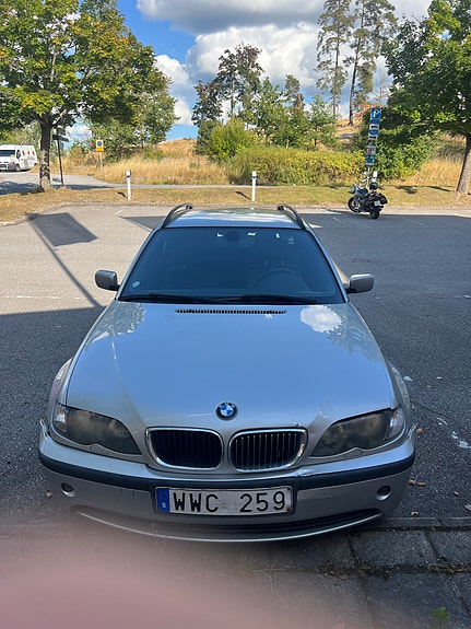 BMW 320i 2 of 9