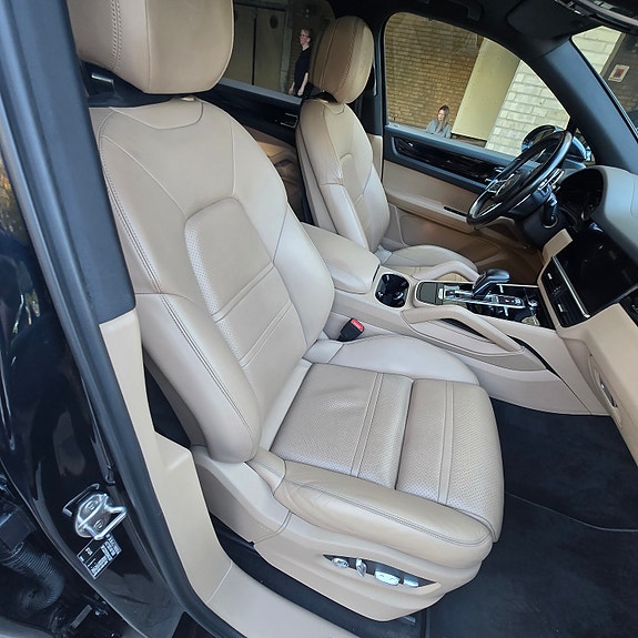 Porsche Cayenne 6 of 12