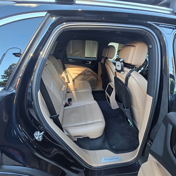Porsche Cayenne 7 of 12